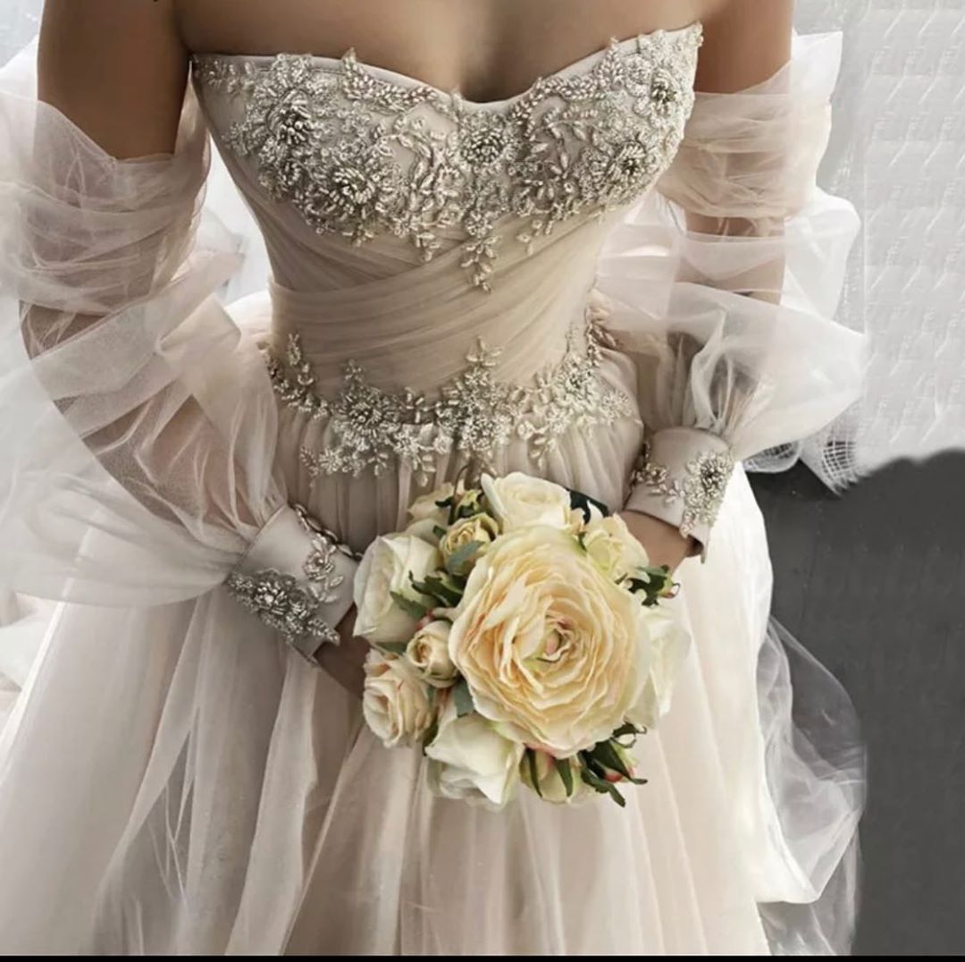 Daisda Vintage Sweetheart Long Sleeve Backless Appliques Lace Wedding Dress With Crystal Tulle A-Line