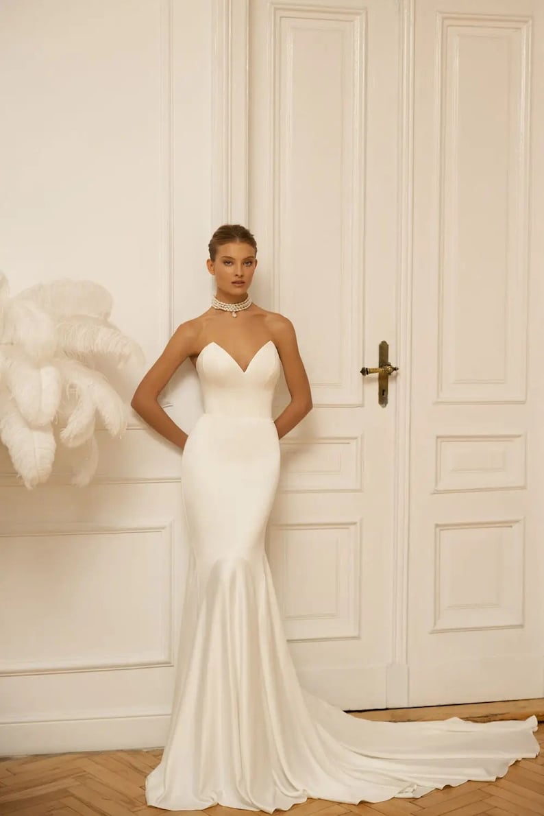 luxurious sleeveless mermaid wedding dress with scoop neck embroidered with 3D white flowers,with silk main material.