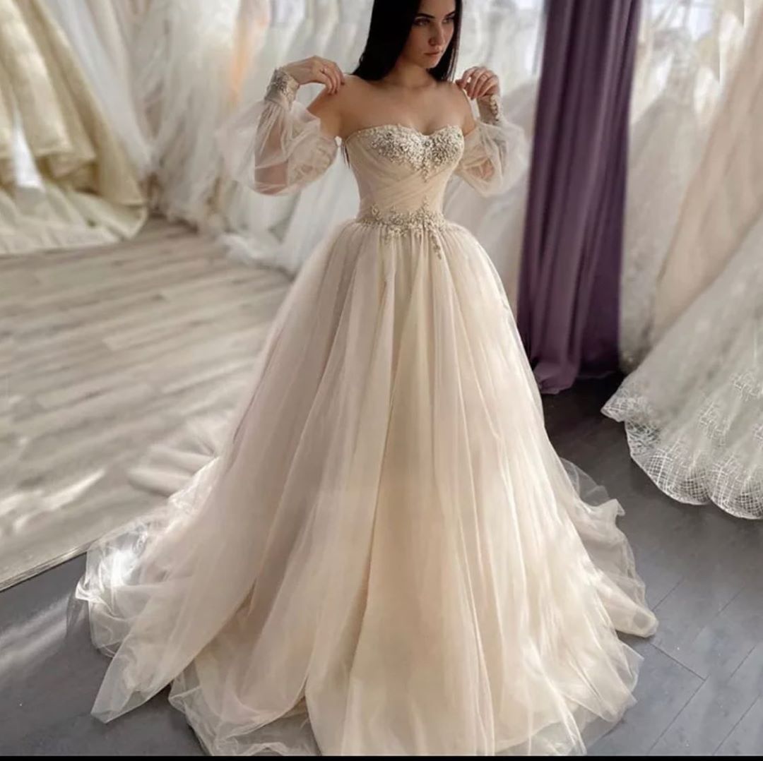 Daisda Vintage Sweetheart Long Sleeve Backless Appliques Lace Wedding Dress With Crystal Tulle A-Line