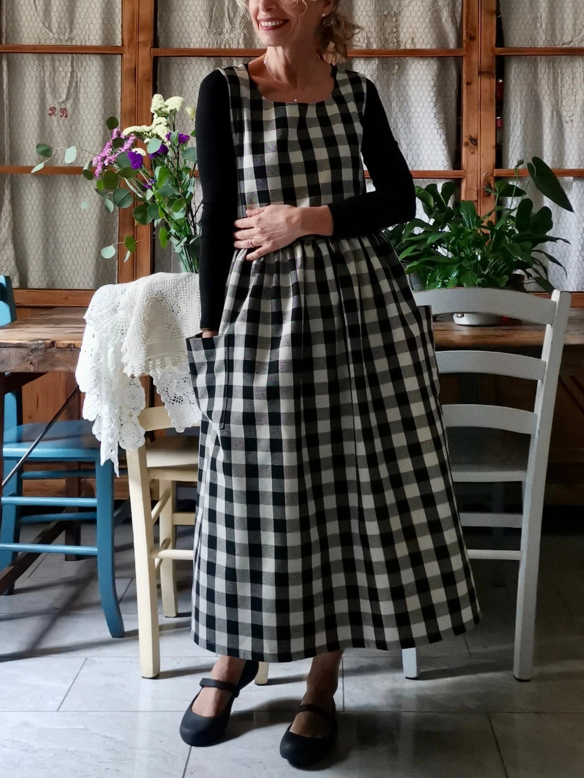Black checked apron (Ref. 396)
