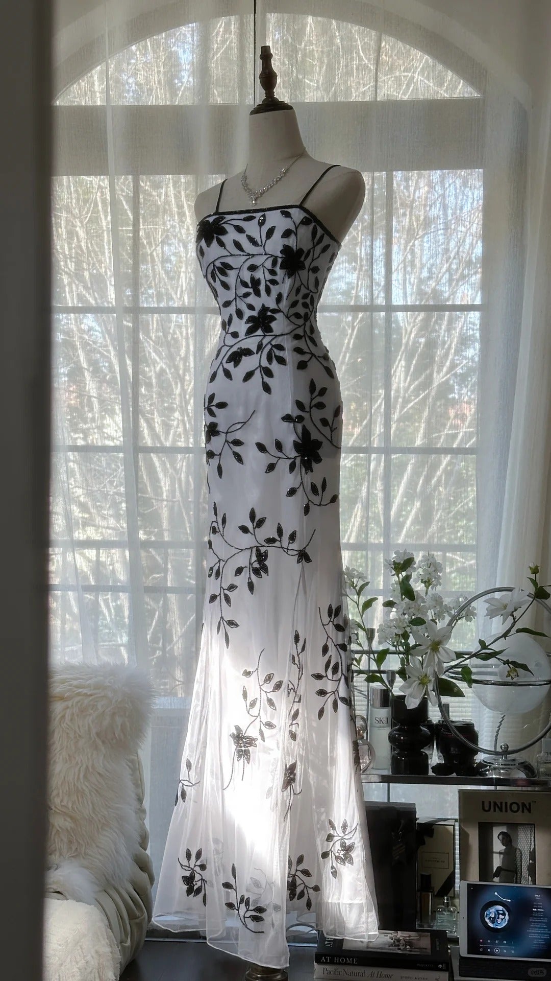 White Elegant Romantic Exquisite Black flowers Long Chiffon Ball Gown Evening Dress Birthday/Wedding Guest/Vacation Party Dress Prom Dress 4020