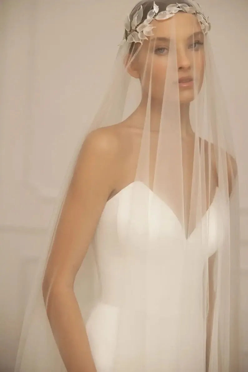 luxurious sleeveless mermaid wedding dress with scoop neck embroidered with 3D white flowers,with silk main material.