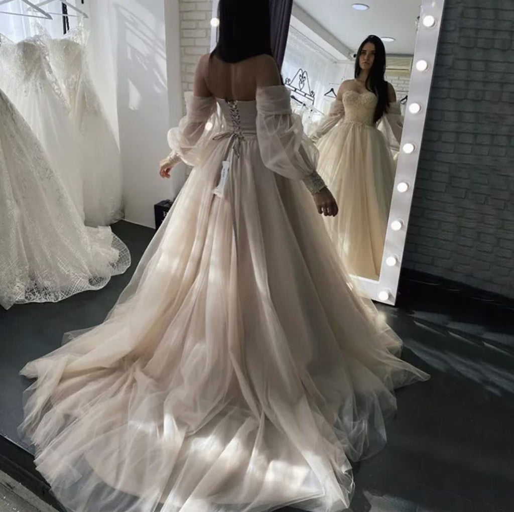 Daisda Vintage Sweetheart Long Sleeve Backless Appliques Lace Wedding Dress With Crystal Tulle A-Line