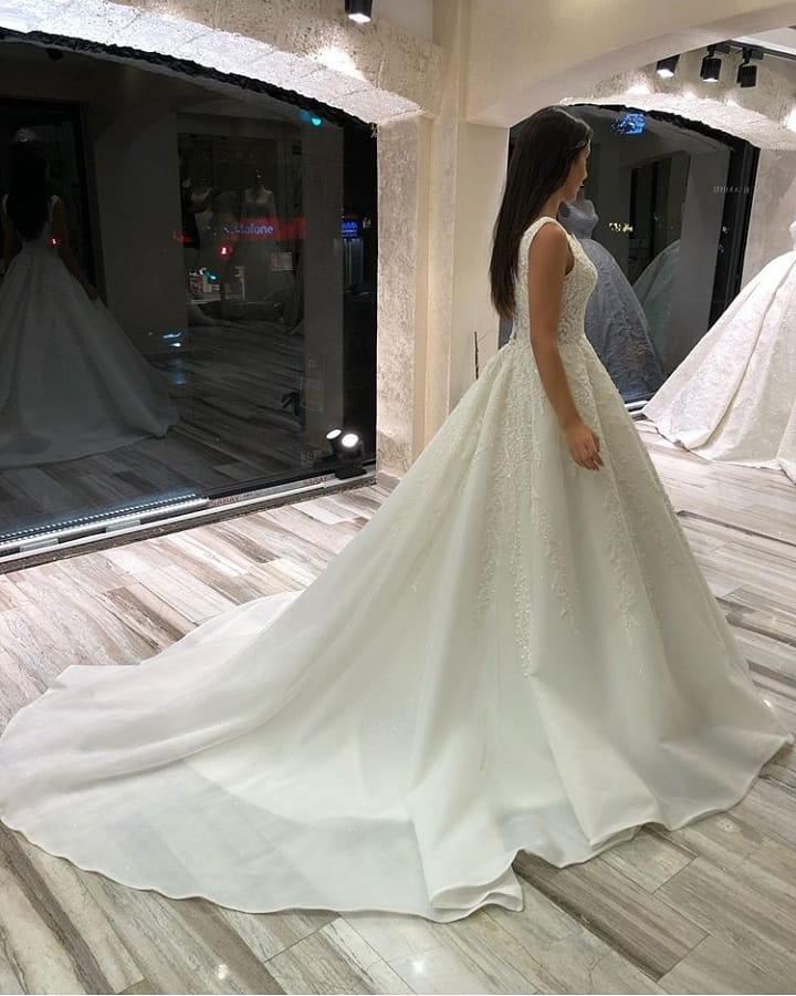 Daisda Glamorous A-line V-neck Sleeveless Long Wedding Dress With Lace