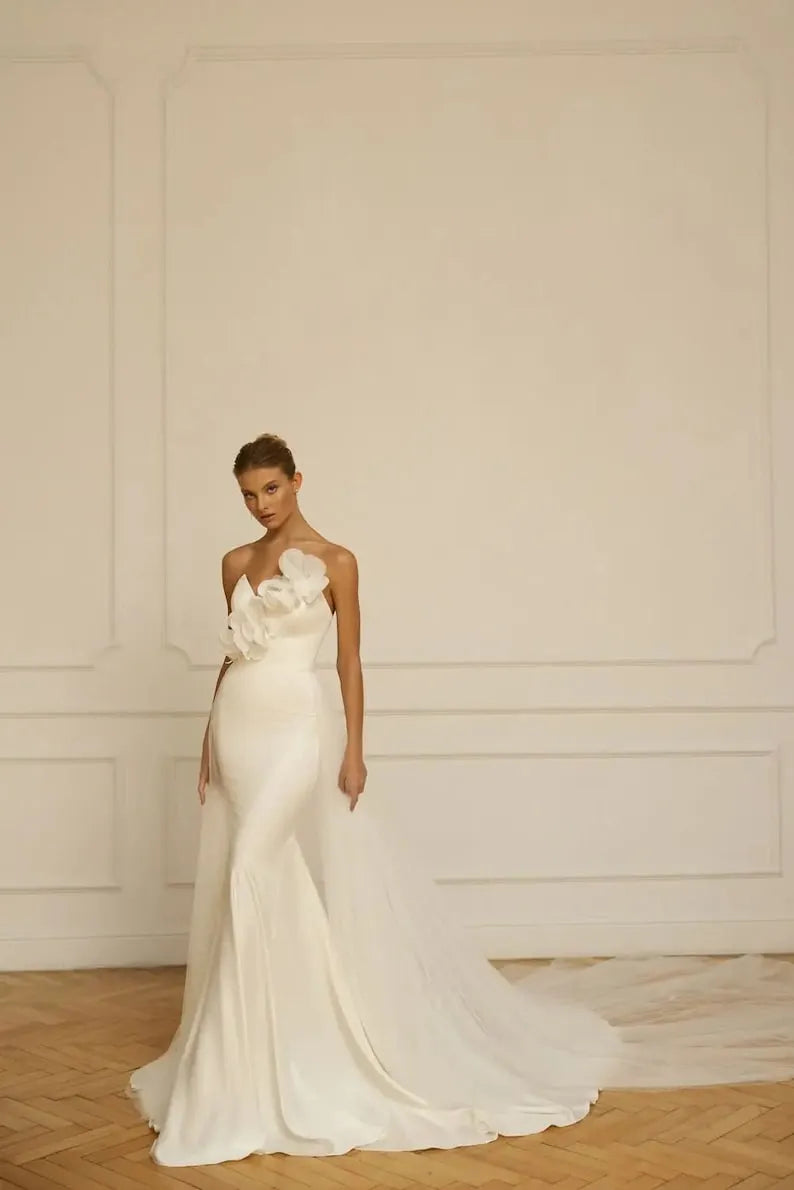 luxurious sleeveless mermaid wedding dress with scoop neck embroidered with 3D white flowers,with silk main material.