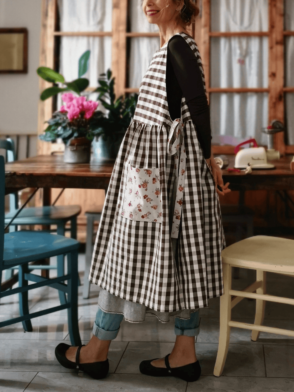 Floral-Pocket Brown Checkered Apron