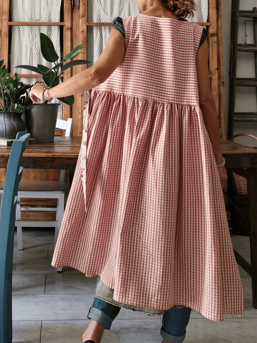 Floral-Pocket Red Checkered Apron