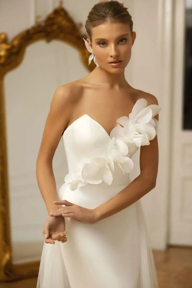 luxurious sleeveless mermaid wedding dress with scoop neck embroidered with 3D white flowers,with silk main material.